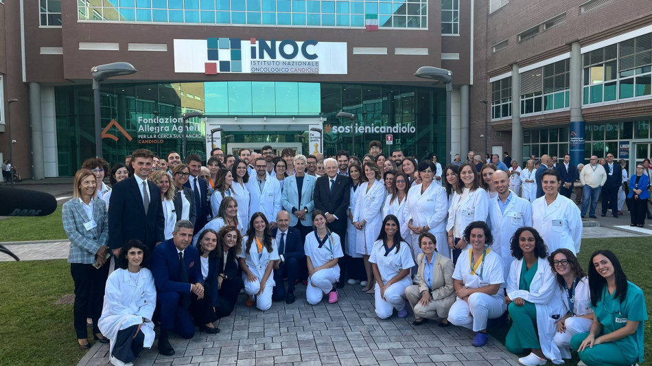 Per Mattarella foto di gruppo con ricercatori e sanitari all'Inoc