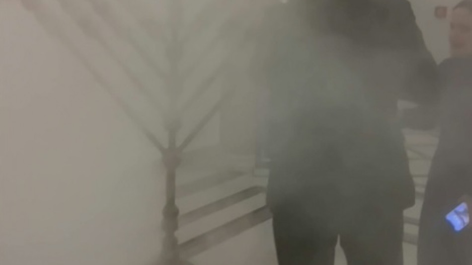 Un diputado de extrema derecha de Polonia apaga con un extintor una menor&aacute;, s&iacute;mbolo del juda&iacute;smo