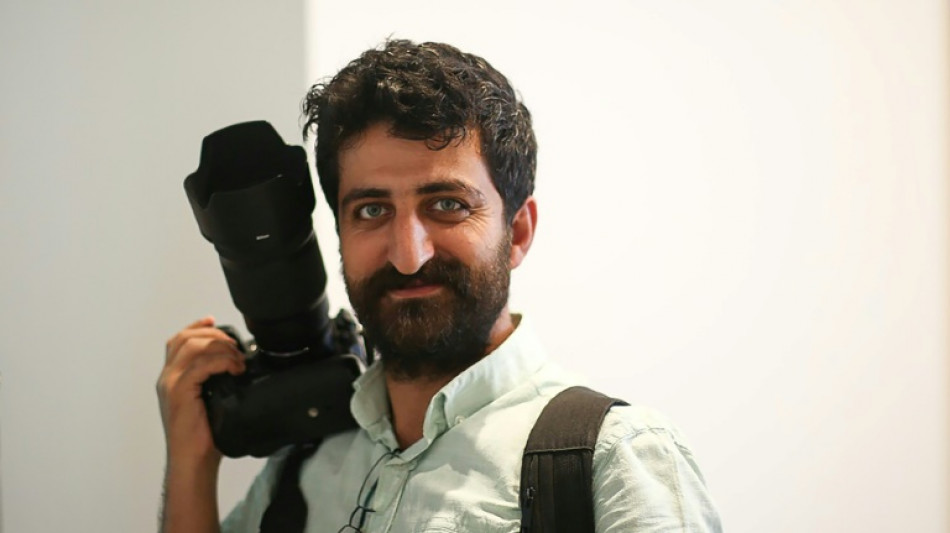 Turquía ordena liberar a ocho periodistas, continúan las protestas