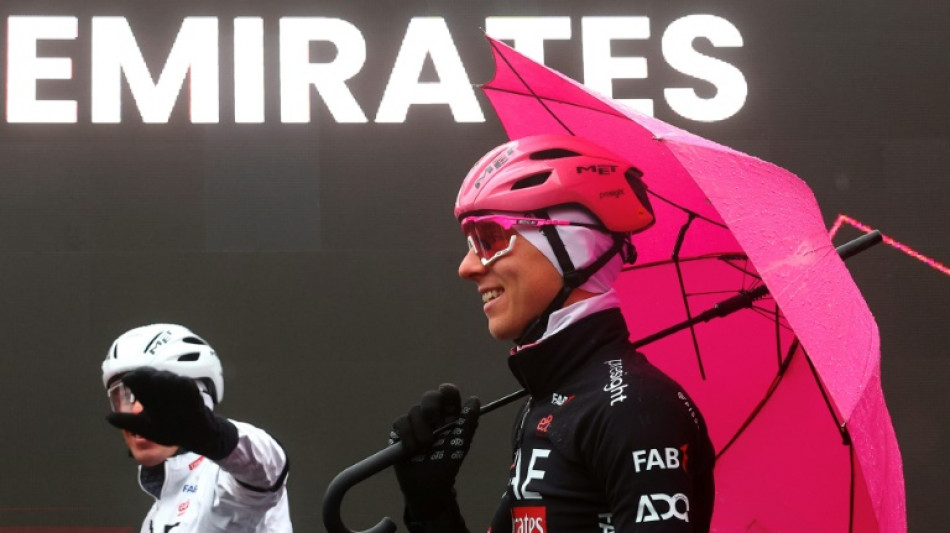 Tour d'Italie: la neige s&egrave;me le chaos entre coureurs et organisateurs