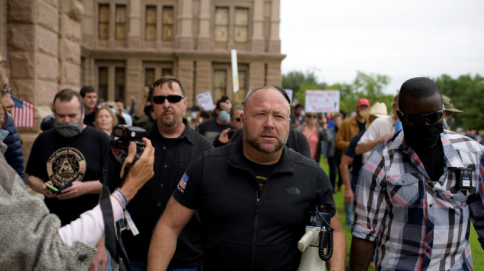 150 millions de dollars r&eacute;clam&eacute;s au complotiste am&eacute;ricain Alex Jones pour avoir ni&eacute; une tuerie dans une &eacute;cole