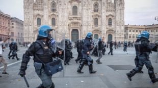 Presidio centrodestra a Milano, momenti di tensione con alcuni giovani