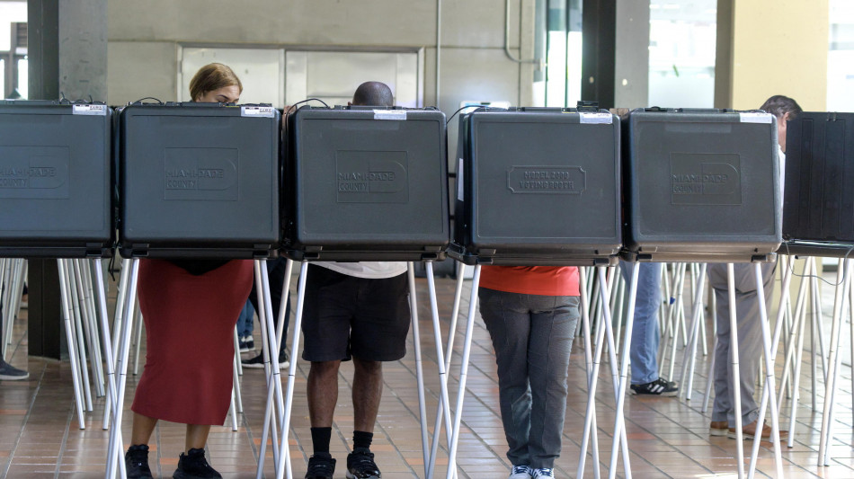 Boom del voto anticipato in alcuni Stati chiave per le midterm Usa, dem in vantaggio