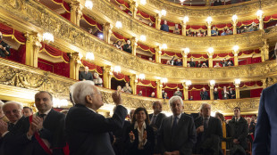 Mattarella accolto da un lungo applauso a Torino al Teatro Carignano