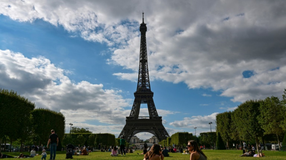 Polic&iacute;a evac&uacute;a la Torre Eiffel por alerta de seguridad