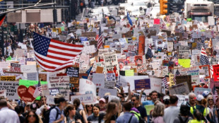 Milhares vão às ruas de NY em defesa da democracia e contra Trump