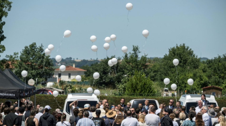 Fran&ccedil;a se despede de menina cujo suposto assassinato chocou o pa&iacute;s