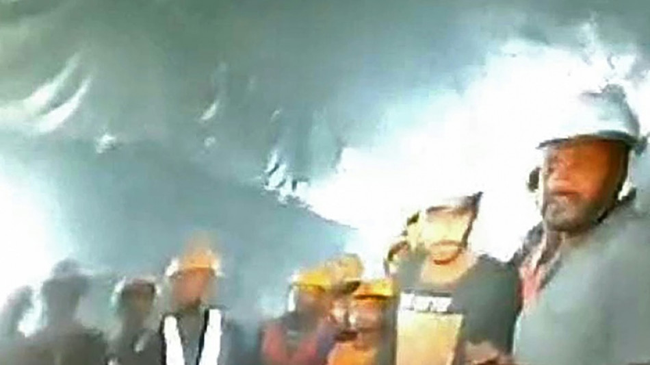 Inde: une cam&eacute;ra pour les 41 ouvriers bloqu&eacute;s dans un tunnel effondr&eacute;