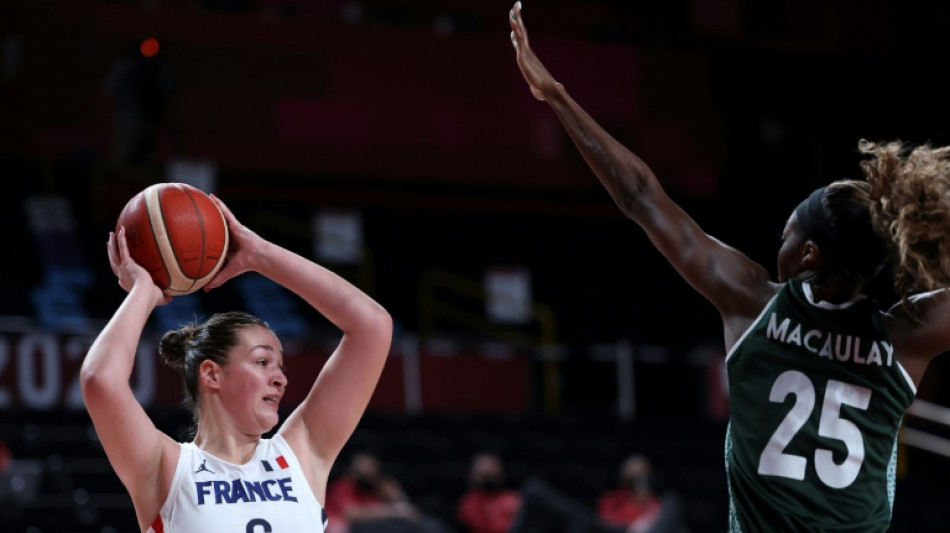 Basket: Les Bleues ne brillent pas mais ont d&eacute;j&agrave; un pied au Mondial  