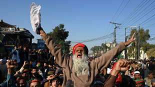 Enfrentamientos entre manifestantes y polic&iacute;a pakistan&iacute; en protestas poselectorales