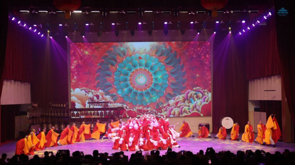 I monaci della Wule Symphony Orchestra premiano Domingo