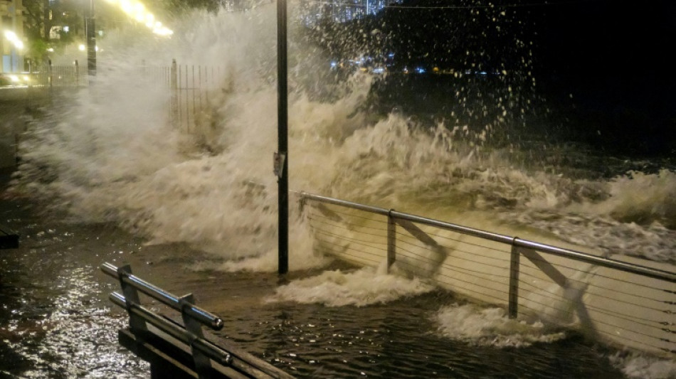 Hong Kong en alerta máxima por el supertifón Ragasa, que deja 14 muertos en Taiwán