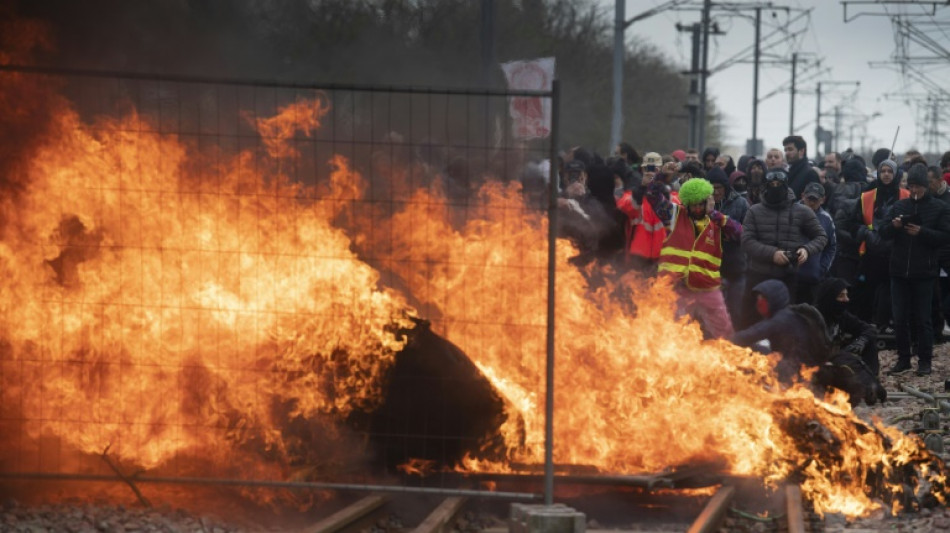 Sicherheitskr&auml;fte bereiten sich in Frankreich erneut auf Ausschreitungen vor 