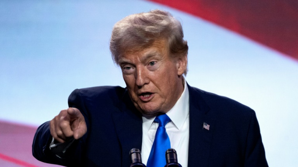 Trump corteja a evangelistas y mujeres en actos de campa&ntilde;a