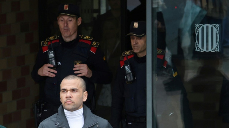 Espagne: la condamnation pour viol de l'ex-star du Barça Dani Alves annulée en appel