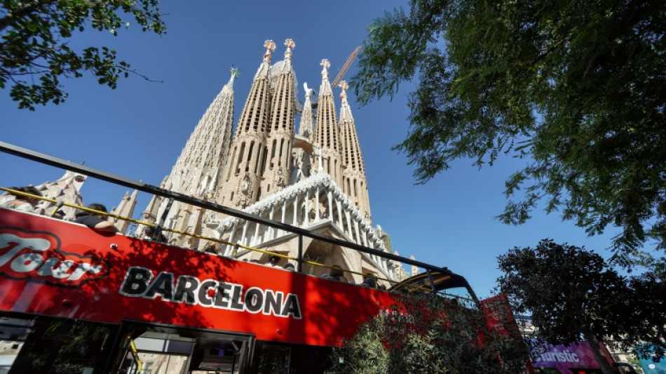 Activistas climáticas lanzan pintura sobre la fachada de la Sagrada Familia en Barcelona