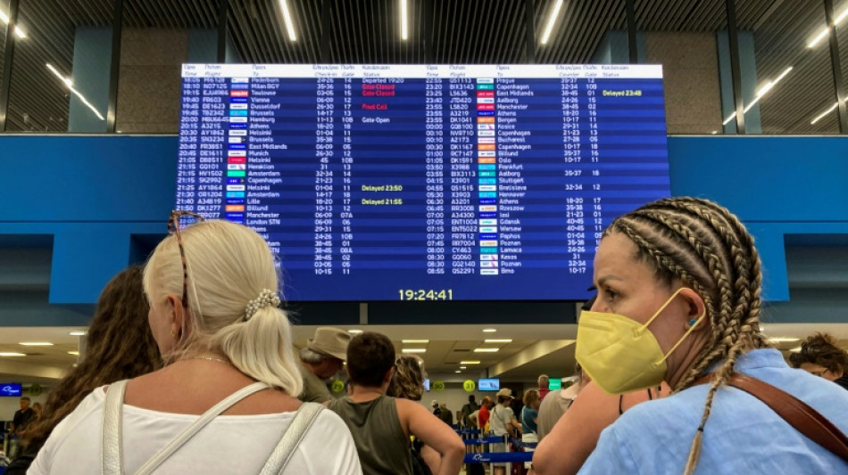 Incendie &agrave; Rhodes: les vacances g&acirc;ch&eacute;es de milliers de touristes &eacute;vacu&eacute;s