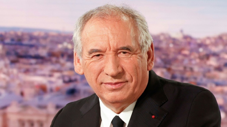 Bayrou poursuit sa campagne au Medef, mais le RN et la gauche considèrent "la page tournée"