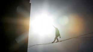 Un funambulista franc&eacute;s cruza la Alameda de Santiago sobre una cuerda a 50 metros de altura