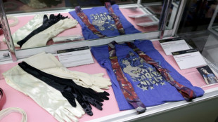 Pai de Amy Winehouse indenizar&aacute; amigas da filha por disputa sobre objetos da cantora