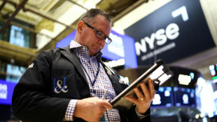 Wall Street cl&ocirc;ture dans le rouge, subit les hausses d&eacute;favorables du p&eacute;trole et des taux