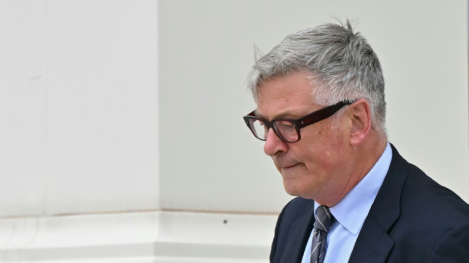 Alec Baldwin chega a tribunal para julgamento por homic&iacute;dio culposo ap&oacute;s disparo em set de 'Rust'