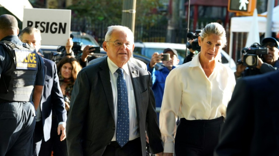 Poderoso senador Bob Men&eacute;ndez se declara "no culpable" en corte de EEUU 