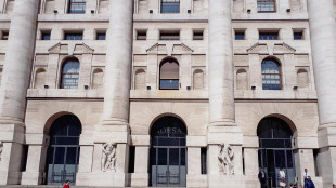 Borsa: Milano in lieve calo (-0,1%), corre Stellantis, cede Stm