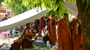 Rezos y lágrimas para los monjes atrapados bajo los escombros tras el sismo en Birmania