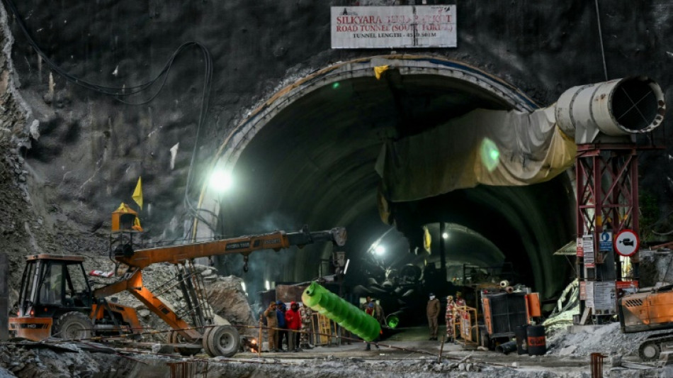 Ambulancias se preparan para recibir a 41 obreros atrapados en India