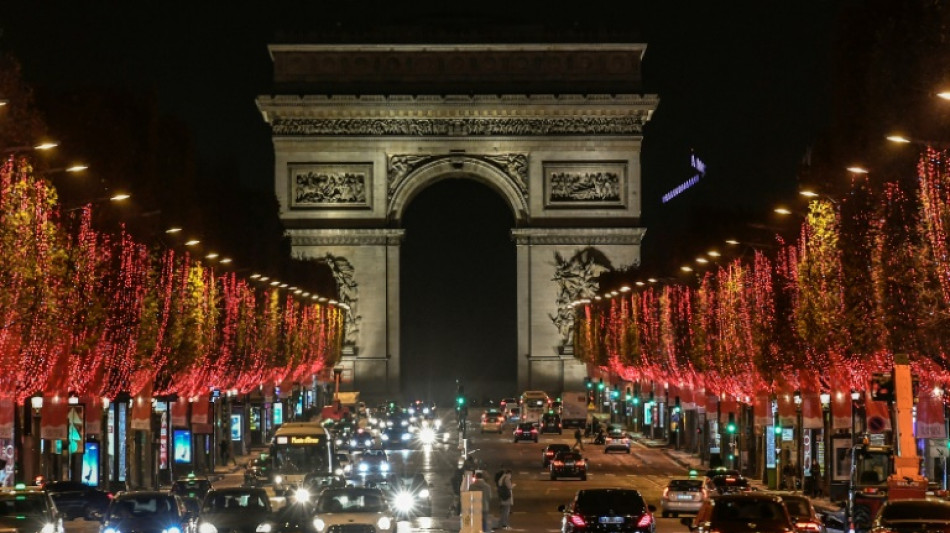 Les Champs-&Eacute;lys&eacute;es un peu moins &eacute;clair&eacute;s pour &eacute;conomiser l'&eacute;nergie
