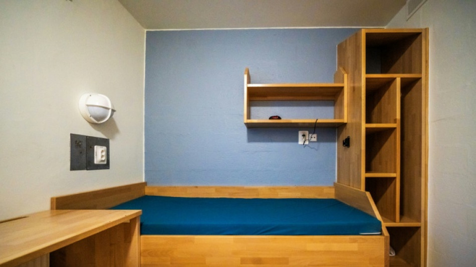 Tres celdas privadas, cotorras y una Xbox: as&iacute; cumple pena el neonazi noruego Breivik