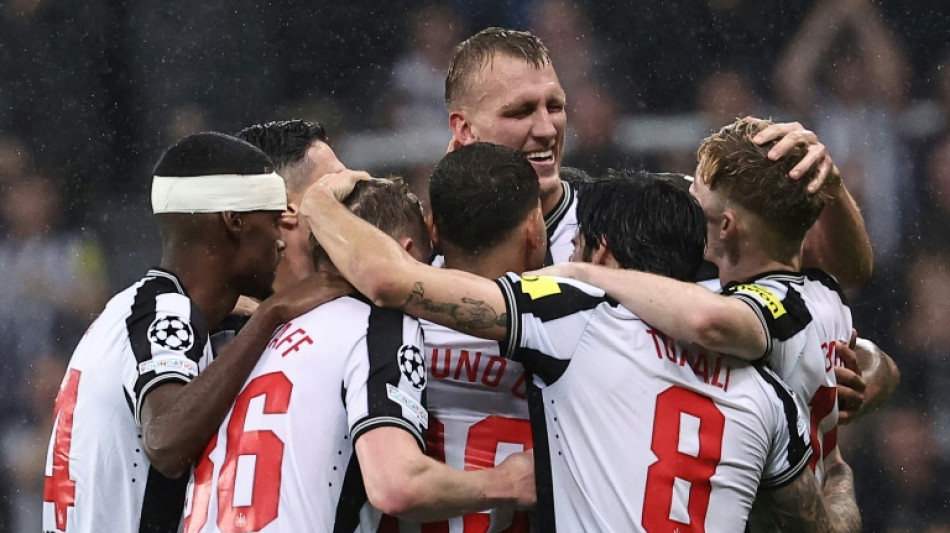 Newcastle goleia PSG e vira l&iacute;der do grupo F na Champions