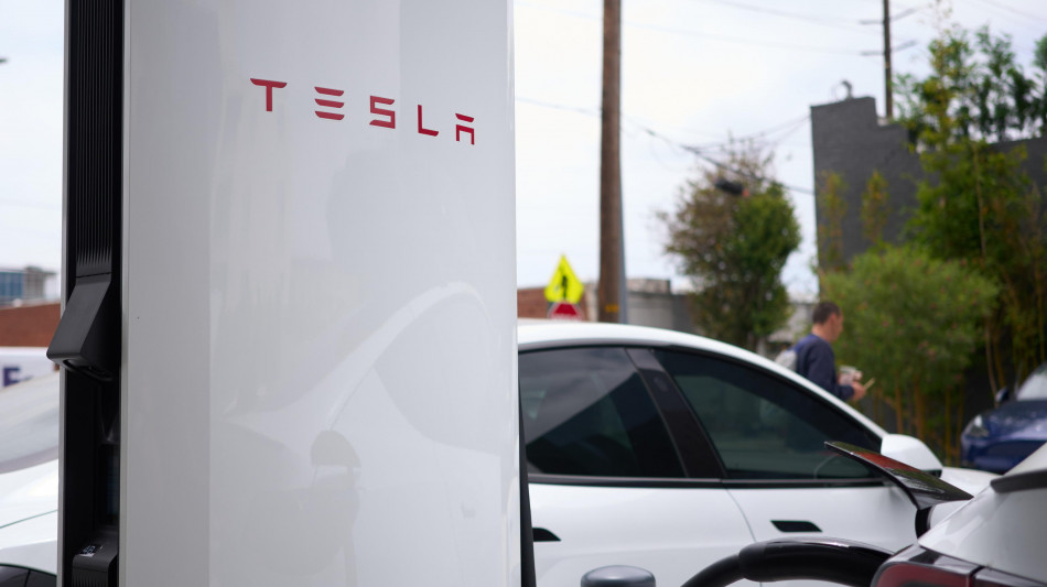 Tesla guarda al mercato Gb, in lizza per fornire energia solare