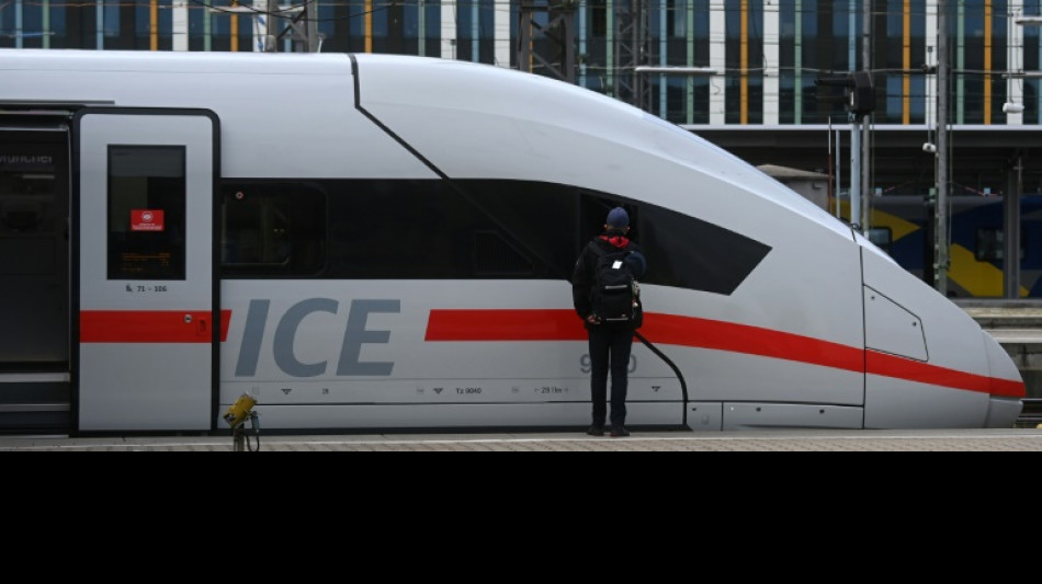 Zugverkehr der Deutschen Bahn durch Warnstreik empfindlich gest&ouml;rt