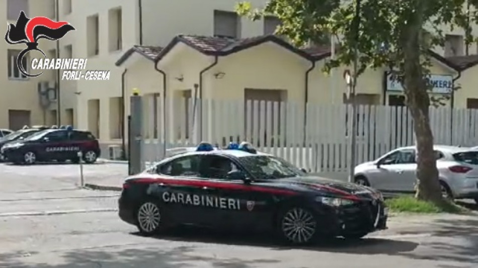 Aggredito con un coltello carabiniere spara, due feriti