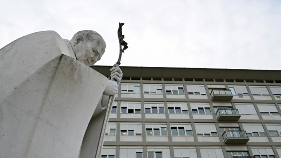 El papa se recupera en el hospital y visita a los niños enfermos