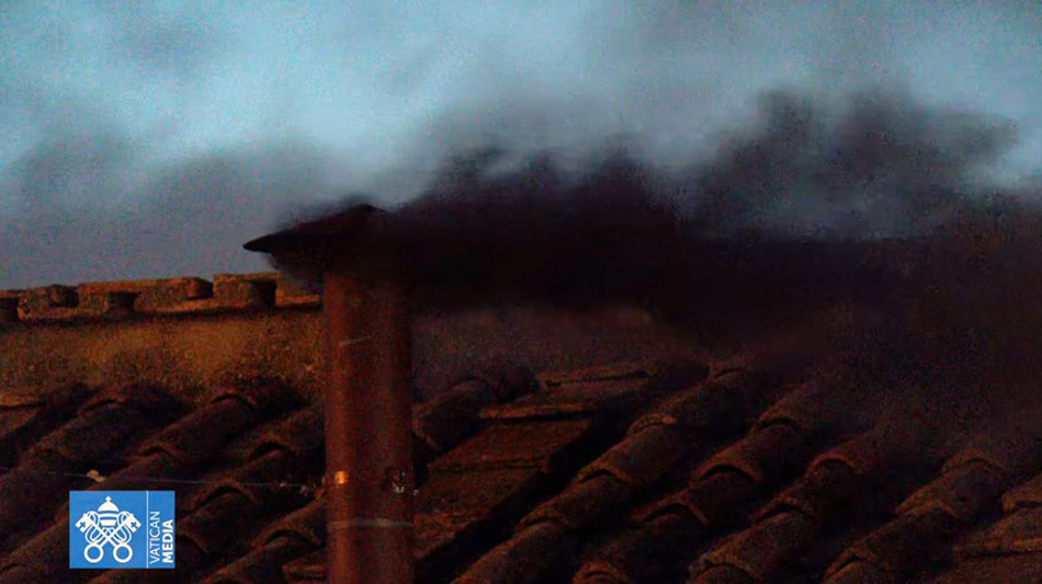 Conclave, prima fumata è nera
