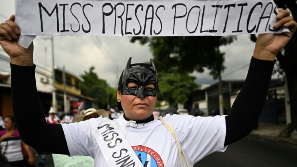 Protestan en El Salvador contra el r&eacute;gimen de excepci&oacute;n en medio de Miss Universo