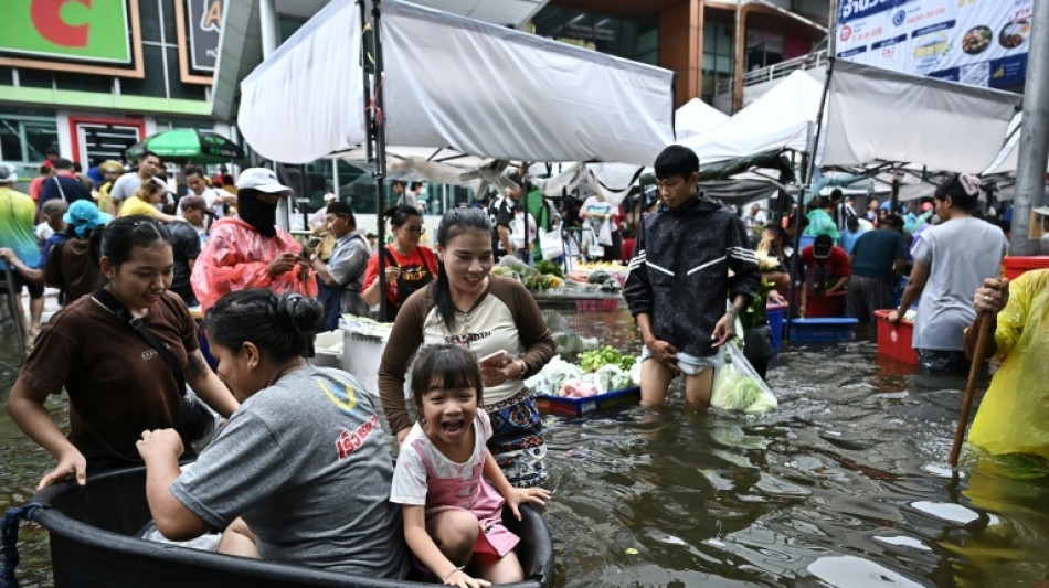 Bangkok se adapta a las inundaciones con mercados flotantes
