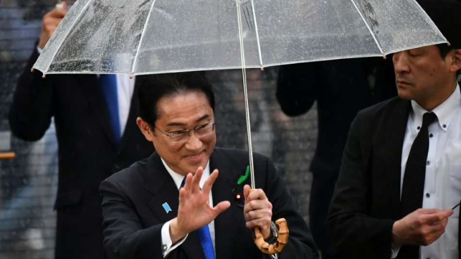 El primer ministro japon&eacute;s reanuda la campa&ntilde;a tras la explosi&oacute;n en un acto electoral