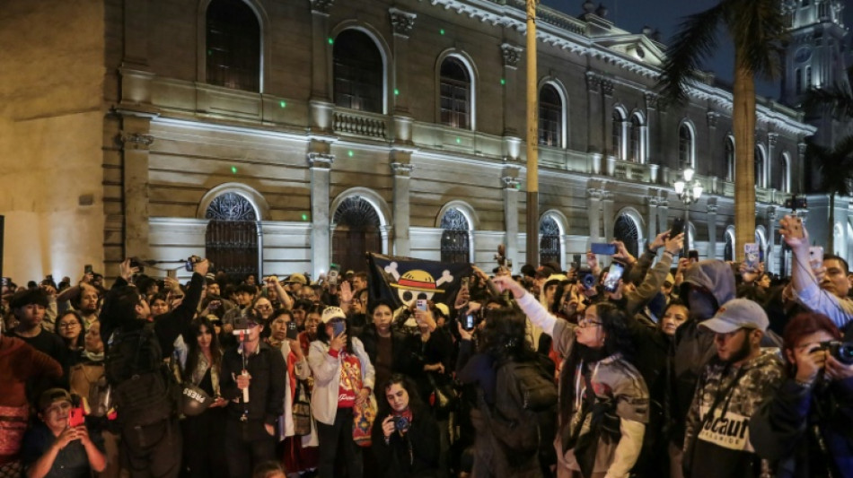 Jovens homenageiam rapper morto pela pol&iacute;cia durante protesto em Lima