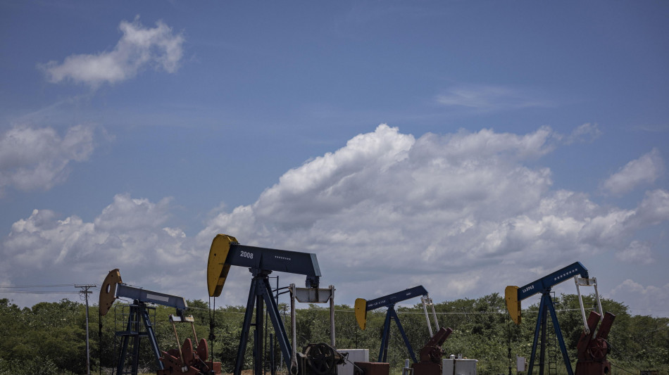 Il petrolio prosegue discesa, il Brent sotto i 100 dollari