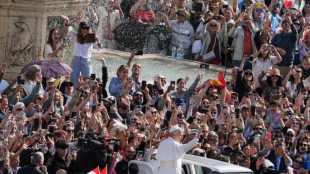 León XIV saluda a los fieles desde el papamóvil antes de la misa inaugural