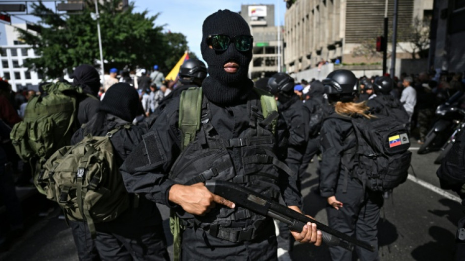 Chavistas protestam nas ruas ap&oacute;s queda de Maduro, opositores se calam