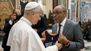 Audienz f&uuml;r Filmstars: US-Regisseur Spike Lee schenkt Papst Leo XIV. ein Trikot
