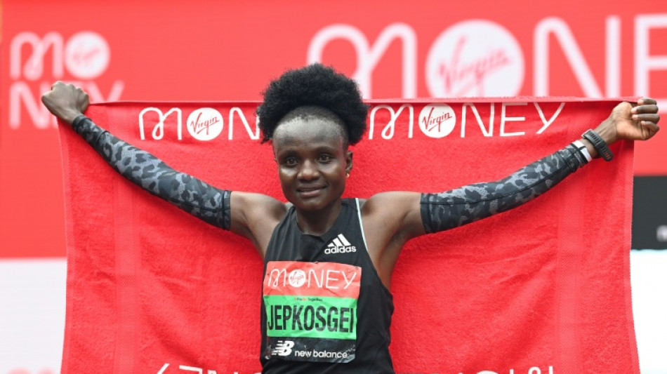 Los kenianos John Korir y Joyciline Jepkosgei ganan el maratón de Valencia